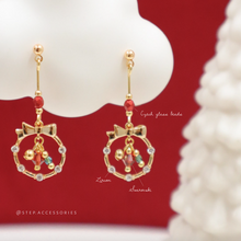 將圖片載入圖庫檢視器 S305 - Small Christmas Wreath earrings with Swarovski and Czech glass beads
