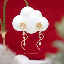 將圖片載入圖庫檢視器 Christmas Vintage Rose earrings with freshwater pearls and Swarovski
