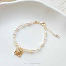 將圖片載入圖庫檢視器 Heart gold medal Bracelet with freshwater pearls and natural stone &lt;2 colors&gt;
