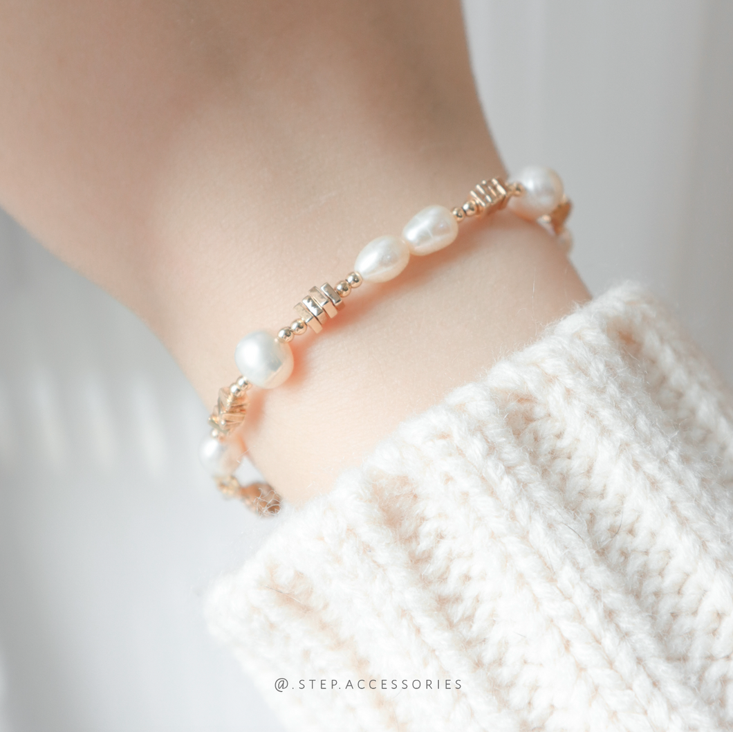 Freshwater pearls Bracelet with gold / silver chain < Gold / Silver >