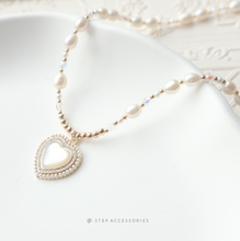 將圖片載入圖庫檢視器 Freshwater pearls Choker with Czech glass beads and Shell heart Pendant with Zircon
