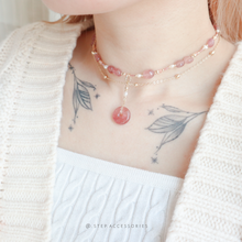 將圖片載入圖庫檢視器 Peace Buckle Choker with Natural stone and freshwater pearls &lt;草莓晶&gt;
