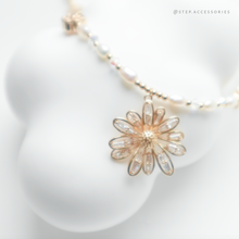 將圖片載入圖庫檢視器 Zircon Flower Choker with freshwater pearls and Swarovski
