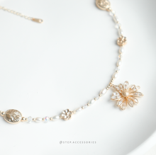 將圖片載入圖庫檢視器 Zircon Flower Choker with freshwater pearls and Swarovski
