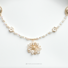 將圖片載入圖庫檢視器 Zircon Flower Choker with freshwater pearls and Swarovski
