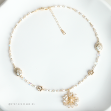 將圖片載入圖庫檢視器 Zircon Flower Choker with freshwater pearls and Swarovski
