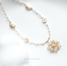 將圖片載入圖庫檢視器 Zircon Flower Choker with freshwater pearls and Swarovski
