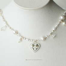 將圖片載入圖庫檢視器 Girly Heart Choker with freshwter pearls and shell pearls
