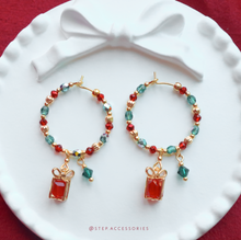 將圖片載入圖庫檢視器 S317 Red Christmas gift box ear hoops with Czech glass beads and Swarovski
