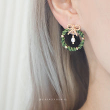 將圖片載入圖庫檢視器 Christmas wreath 2 ways earring with Freshwater pearls and ribbon &lt;2 style&gt;
