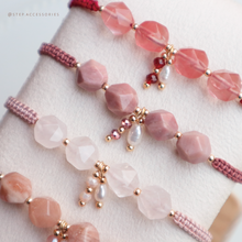將圖片載入圖庫檢視器 Faceted Natural stone hand strap with freshwater pearls and glass beads &lt;red/pink/purple&gt;
