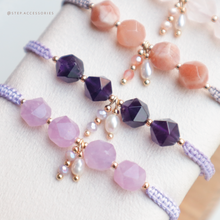 將圖片載入圖庫檢視器 Faceted Natural stone hand strap with freshwater pearls and glass beads &lt;red/pink/purple&gt;
