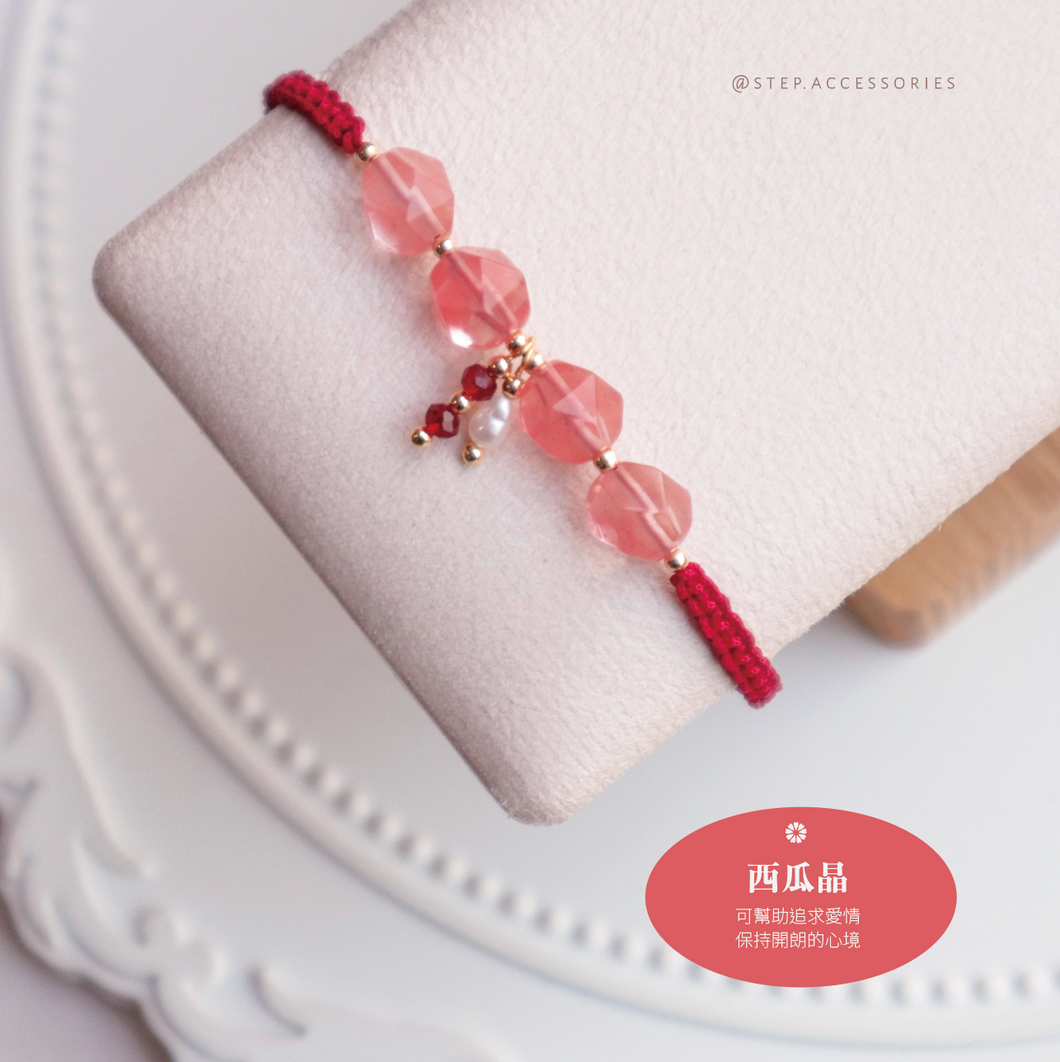 Faceted Natural stone hand strap with freshwater pearls and glass beads <red/pink/purple>