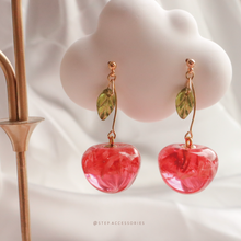 將圖片載入圖庫檢視器 S135 Dried flower resin cherry with Japanese glass leaf earrings
