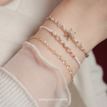 將圖片載入圖庫檢視器 Christmas White Snowflake Hand strap piece/set with Swarovski and glass pearls
