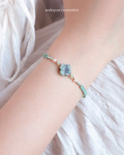 將圖片載入圖庫檢視器 Flower Natural stone Hand strap with glass pearls and Swarovski &lt;green,lake,light green,mint,grass&gt;
