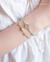 將圖片載入圖庫檢視器 Flower Natural stone Hand strap with glass pearls and Swarovski &lt;green,lake,light green,mint,grass&gt;
