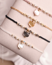 將圖片載入圖庫檢視器 ≽^• ˕ •^≼ Shell Cat Swarovski Hand strap with Glass Pearls and Japanese glass beads<4 colors>
