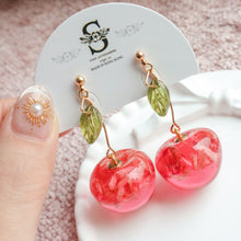 將圖片載入圖庫檢視器 S135 Dried flower resin cherry with Japanese glass leaf earrings
