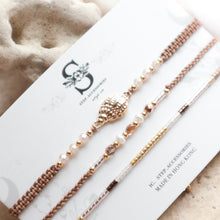 將圖片載入圖庫檢視器 Shell Handstrap set with Freshwater pearls and Czech glass beads
