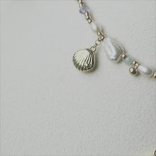 將影片載入圖庫檢視器並播放，Choker with pearls and glass beads-ocean
