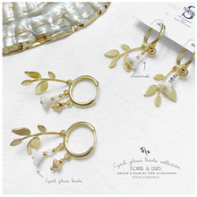 將圖片載入圖庫檢視器 D091 Gold leafs with Czech glass beads white flower hoop earrings
