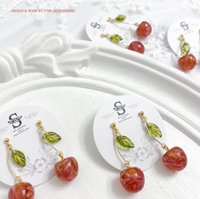 將圖片載入圖庫檢視器 S135 Dried flower resin cherry with Japanese glass leaf earrings
