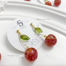 將圖片載入圖庫檢視器 S135 Dried flower resin cherry with Japanese glass leaf earrings

